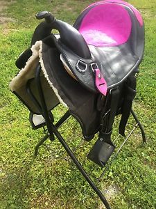 EZ-Fit Treeless Saddle, Western/endurance , Adjusts From 14-16 Inch Seat