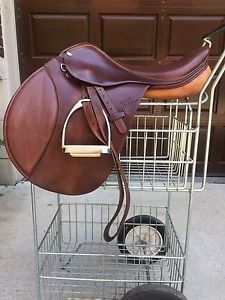 17" Rodrigo Pessoa Saddle Gen-X XCH w/ Pencil Knee Roll. Comes with two gullets!