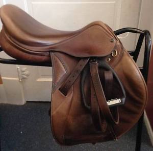 Ovation San Diego 16.5" Seat Adjustable Tree Jumping Saddle