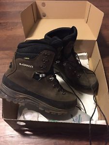 Lowa Tibet GTX 9.5 ( Worn Once)