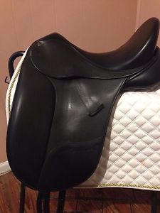 Bates Isabell Dressage Saddle - 17" seat w/ CAIR panels GREAT CONDITION!!!