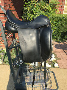 Custom Saddlery Advantage monoflap dressage saddle 17.5, good condition!