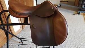 Lovely 18" Devoucoux Biarritz French made close contact/ jumping saddle