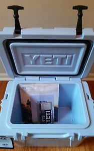 New - Yeti Roadie 20 Quart Blue Cooler Ice Chest YR20B