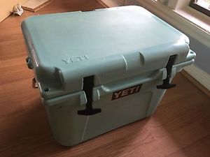 *LIMITED EDITION SEAFOAM* Yeti Roadie 20qt Cooler!  NO RESERVE!!!! CANT FIND!!!
