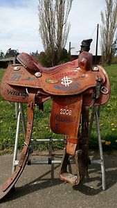 Trophy team roping saddle