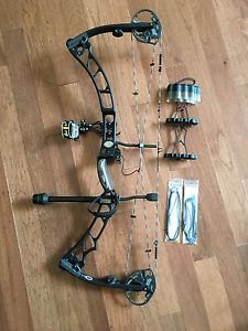 Elite E35 Compound Bow RH 29in 70# Barely Used