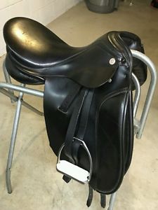 17" Karl Niedersus Symphony Dressage Saddle Med Lightly used