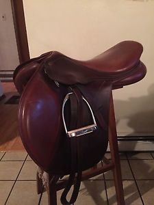 Bates Caprilli 17 Inch Xchange Gullet Close Contact English Saddle