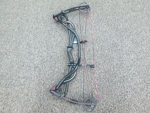 Hoyt Carbon Element RKT Right Handed 29.5" 60-70 LB Bow