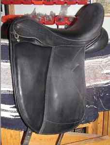 Custom Saddlery Selle de Dressage and TSF girth