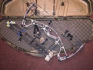 Hoyt Spyder Thirty Compound Hunting Bow LOADED W/ Case+ Accessories
