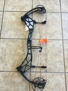 BEAR ARENA 28' RH 60# Bow  Black NEW
