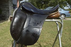 Schleese dressage saddle, 17.5 in seat, medium tree