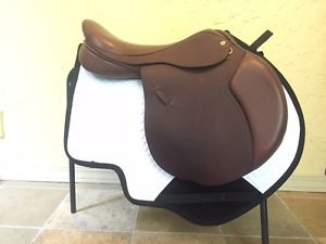 Black Country Saddle Ricochet Jump 17.5" Med/Wide MW Forward flap.