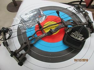 Hoyt Carbon Spyder ZT 30 New Right Hand 28 to 30 Harvest Brown 55 to 65lb