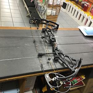 NEW 2016 Bowtech BTX31 BLACK KRYPTEK RIGHT HAND 70LB