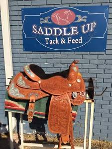 Practically New! Beautiful Showman Show Saddle, medium oil, fully tooled 16-16.5