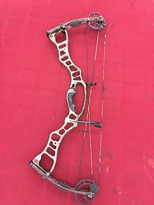 NEW (2012) Hoyt Vector Turbo 30" #60