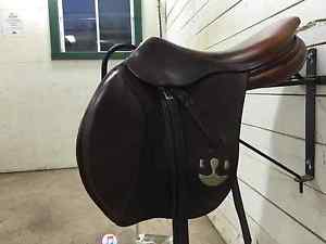 Show jumping saddle Bruno Delgrange 17'' with silver logo