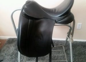 Fryso Legacy Dressage saddle. Black 17.5 MWT Excellent  condition.