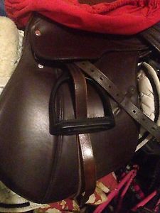 Courbette Magic Flex 17.5 Chestnut English Saddle Set E-Motion Tree