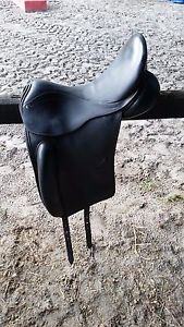 County Perfection dressage saddle 17 NARROW