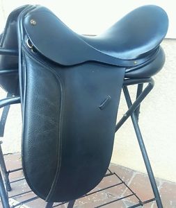 Custom Saddlery Dressage Saddle 18.5 " Medium Wide excellent condtion