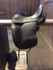 Custom Saddlery Laguna Dressage Saddle