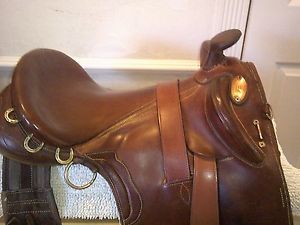 TOOWOOMBA MASTER CAMPDRAFT DELUSE POLEY AUSTRALIAN SADDLE WIDE  made in australi