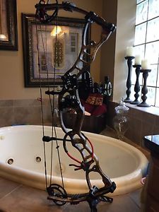 Hoyt Vector 32 Compound Bow With Many Extras