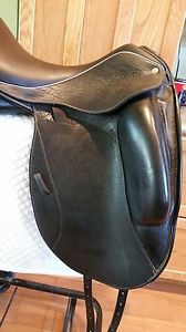 Custom Saddlery Icon Flight Dressage Saddle Excellent Condition size 18