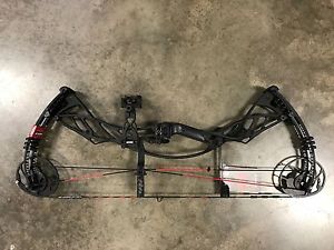 Hoyt Defiant - RH - Black - 55-65# - #3 cam