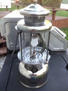 Coleman LZ 327 Double Mantle Vintage Lantern ! Straight Line Globe ! Works !
