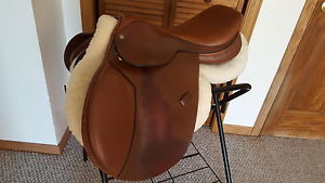 17.5" Collegiate Close Contact Hunter/ Jumper Saddle - Long flaps