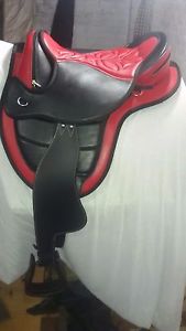 All purpose leather treeless saddle Red/black 17"