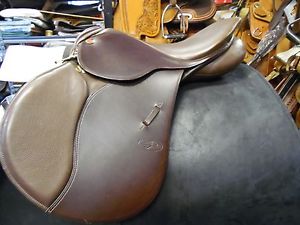 Courbette Stylist Close Contact Saddle 17"