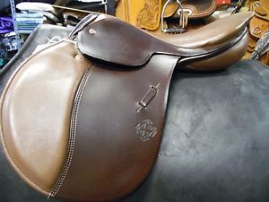 Courbette Primus Close Contact Saddle 16" 32cm med/wide
