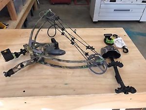 Liberty I Compound Camo Archery Bow 28.8" DL 60lb DW  Bundle 2 Sights Quiver