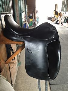 Anky dressage saddle 18" -amazing condition!
