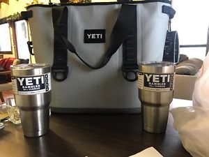 Brand new YETI hopper 30 w/2 yeti 30oz tumblers       NO RESERVE