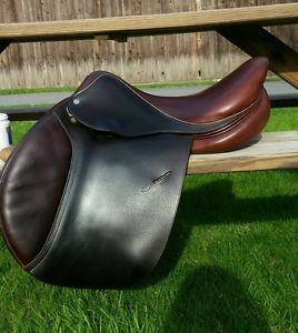 Gorgeous Arc de Triomphe Jumping close contact Saddle!