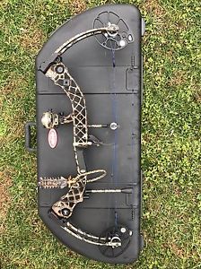 Mathews Monster Chill bow 29" 70# RH with accessories and SKB case