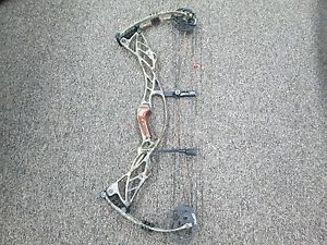 Hoyt Defiant Right Handed 26-28" 60-70 LB Bow Realtree Xtra
