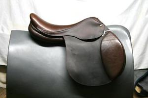 17 1/2" M. Toulouse Sellier Close Contact English saddle with medium tree (Used)