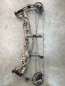 Hoyt Carbo Defiant   RH   60-70 LB   Camo   28"-30" Draw