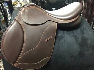 Collegiate Close Contact Saddle in Brown, size 17"