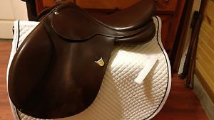 Bates Caprilli close contact saddle 17 1/2 forward flap