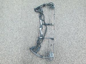 Hoyt Carbon Defiant Right Handed 28-30" 60-70 LB Bow