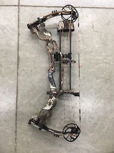 Hoyt Carbon Spyder 30 RH Compound Bow w/ Matching Quiver